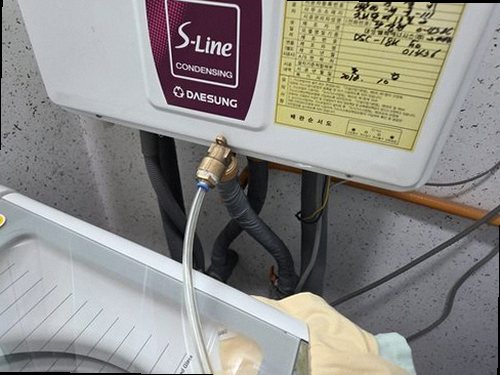 아산시 누수탐지 가스탐지기와 청음탐지기로 바닥 배관 누수 위치를 확인하는 모습