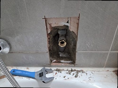아산시 누수탐지 천장 누수 흔적과 벽면 수분 상태를 확인하는 모습