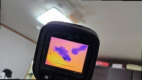 아산시 누수탐지 아래층 천장에 나타난 누수 얼룩과 벽지 변색 상태