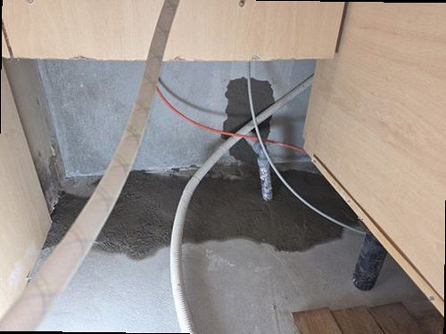 아산시 누수탐지 누수 점검 전 피해 범위와 보수 위치를 기록하는 모습