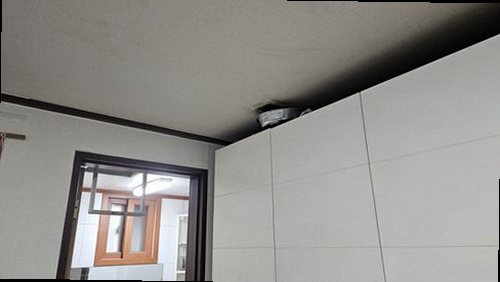 아산시 누수탐지 벽면 얼룩과 주변을 확인하는 누수 점검 현장