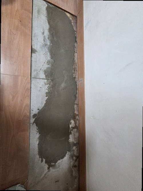 아산시 누수탐지 아래층 벽면 얼룩과 들뜬 벽지 상태를 확인하는 현장