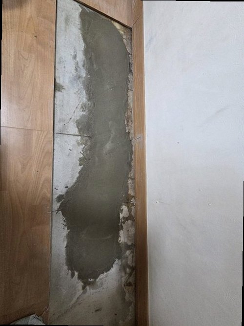 강화군 누수탐지 수도계량기와 실내 누수 흔적을 확인하는 현장 점검