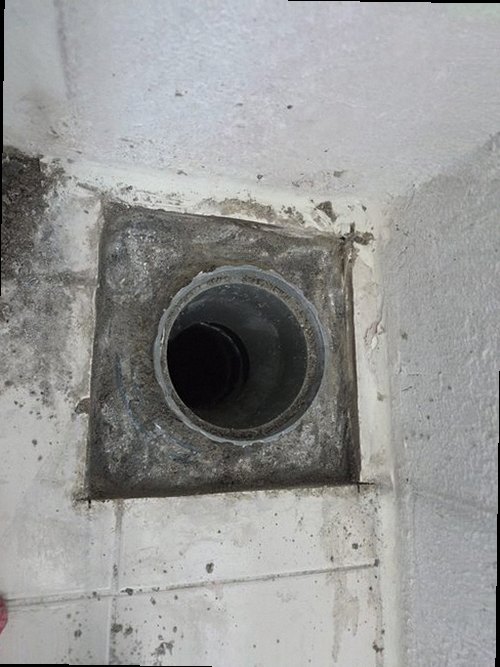 양주 누수탐지 욕실 천장 누수 흔적과 수분 측정 과정을 확인하는 현장