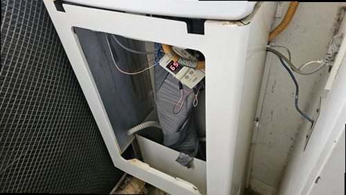 양주 누수탐지 천장 누수 흔적과 벽면 수분을 확인하는 모습