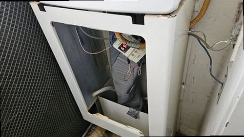 서대문구 누수탐지 보일러 압력계와 수도계량기 상태를 확인하는 모습