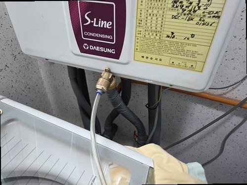 광주 누수탐지 싱크대 하부장과 젖은 벽지 상태를 확인하는 현장