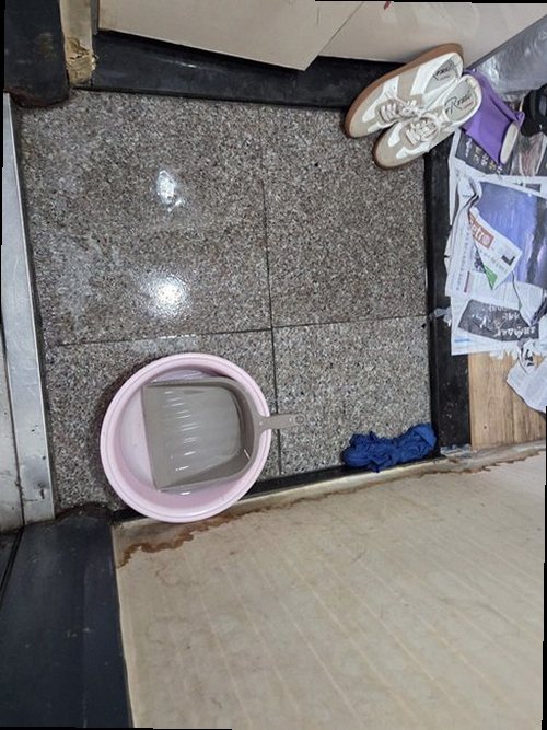 이천 누수탐지 열화상 카메라와 압력계로 배관 누수를 점검하는 모습