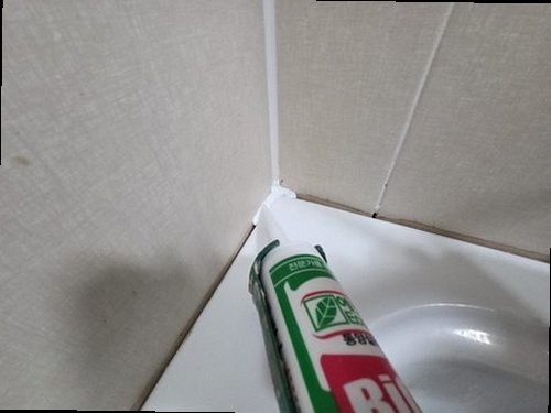 송파구 누수탐지 누수 배관 검사 후 천장과 바닥의 건조 상태를 확인하는 모습