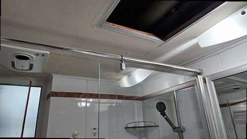 송파구 누수탐지 화장실 바닥과 벽면의 누수 흔적을 확인하는 모습