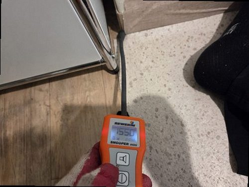 송파구 누수탐지 수도계량기 별침과 실내 누수 흔적을 확인하는 모습