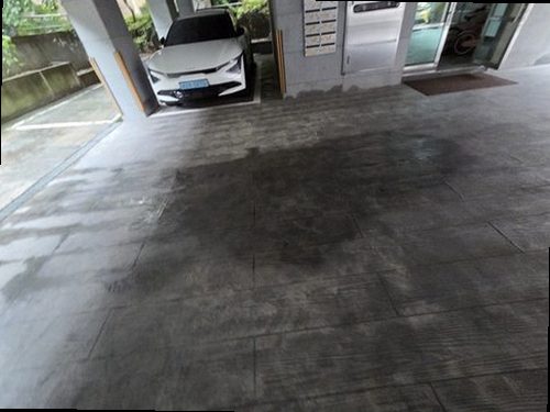 송파구 누수탐지 열화상 카메라로 바닥 배관 온도 변화를 확인하는 모습