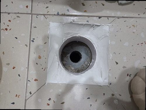 송파구 누수탐지 욕실 천장 누수 흔적과 점검구 주변을 확인하는 현장
