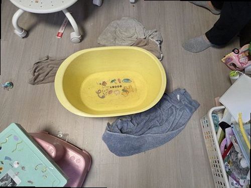 팔달구 누수탐지 베란다 바닥 물 고임과 벽면 백화 흔적을 확인하는 모습