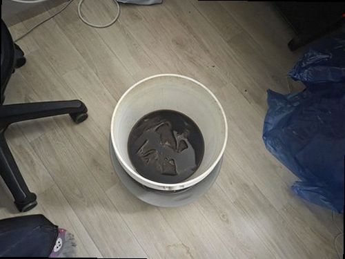 팔달구 누수탐지 거실 천장 누수 흔적과 수분 측정기를 확인하는 모습
