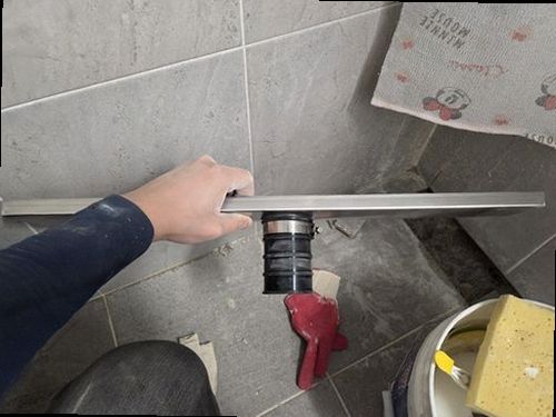 팔달구 누수탐지 빌라 욕실과 아래층 천장 누수 피해를 확인하는 현장