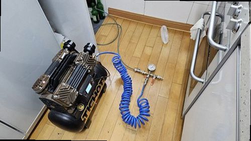 팔달구 누수탐지 천장 누수 흔적과 현장 피해 범위를 확인하는 모습