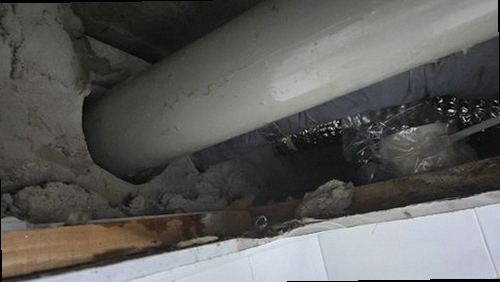 서해구·검단구 누수탐지 배관 보수 후 압력값과 주변 마감 상태를 확인하는 모습