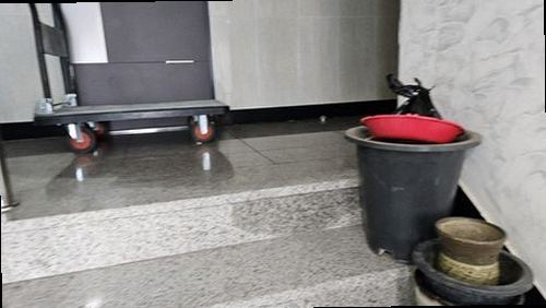 서해구·검단구 누수탐지 열화상 카메라와 청음 탐지기로 누수 위치를 확인하는 모습