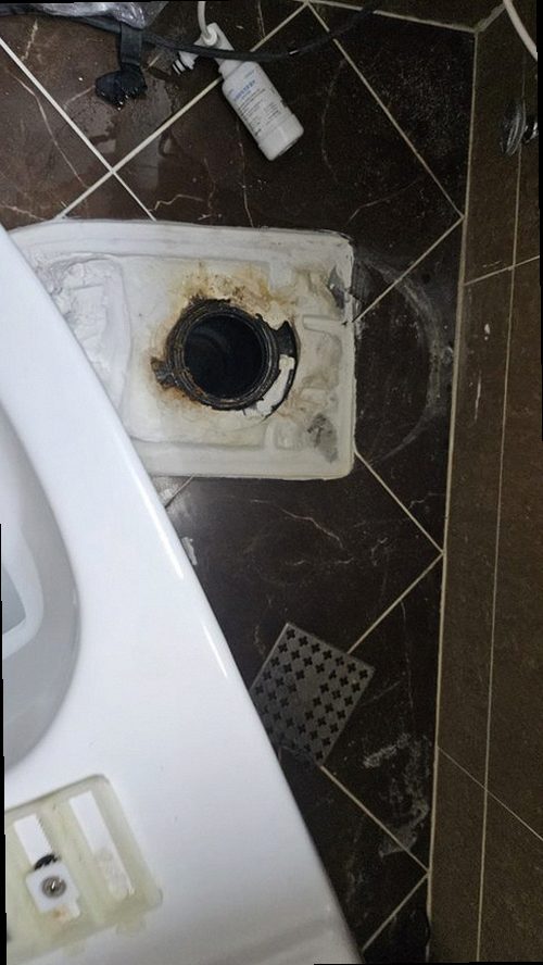 미추홀구 누수탐지 욕실 바닥 배수구와 타일 균열 점검 장면