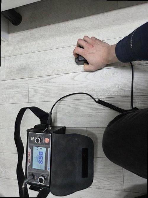 서울 강서구 누수탐지 압력 게이지와 누수 탐지 장비를 확인하는 모습
