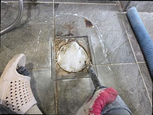 영통구 누수탐지 가스탐지기와 청음탐지기를 이용해 누수 위치를 비교 확인하는 모습