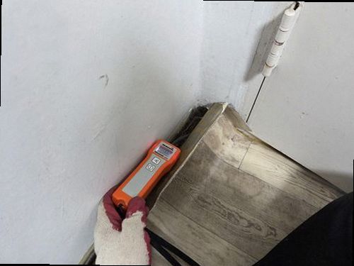 영통구 누수탐지 수도계량기와 배관 압력 게이지를 점검하는 장면