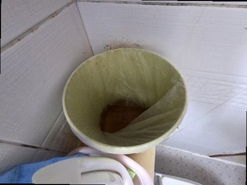 영통구 누수탐지 수도계량기 별침과 잠금 밸브를 확인하는 모습