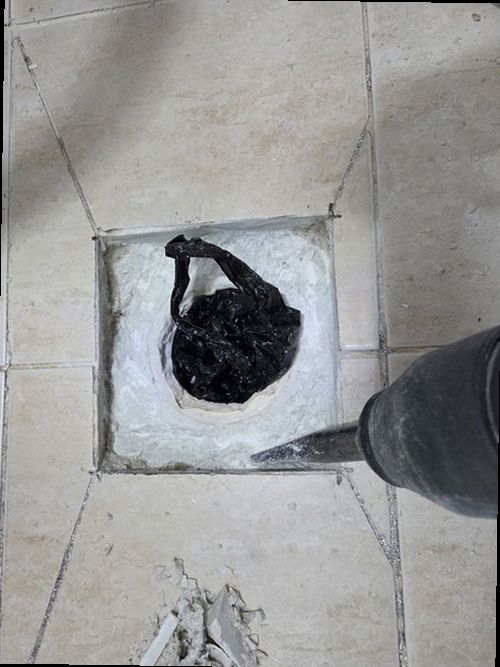 영통구 누수탐지 누수 위치를 찾기 위해 청음 장비를 사용하는 현장