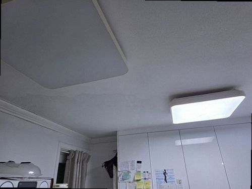 영통구 누수탐지 거실 천장에 번진 누수 얼룩과 수분 측정 모습