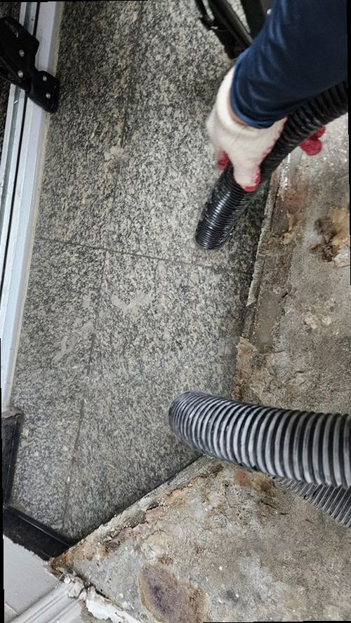 처인구 누수탐지 베란다 천장 누수 흔적과 물방울이 맺힌 현장