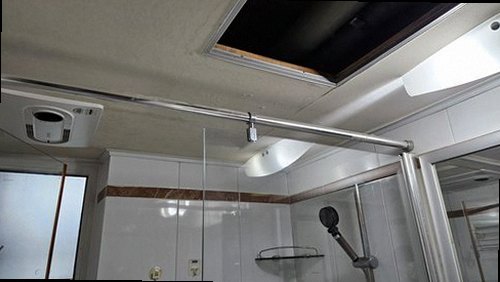 대전 중구 누수탐지 누수 배관 보수 후 압력 게이지를 확인하는 모습