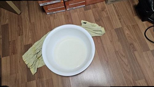 해운대구 누수탐지 청음탐지기로 바닥과 벽면의 누수음을 확인하는 모습