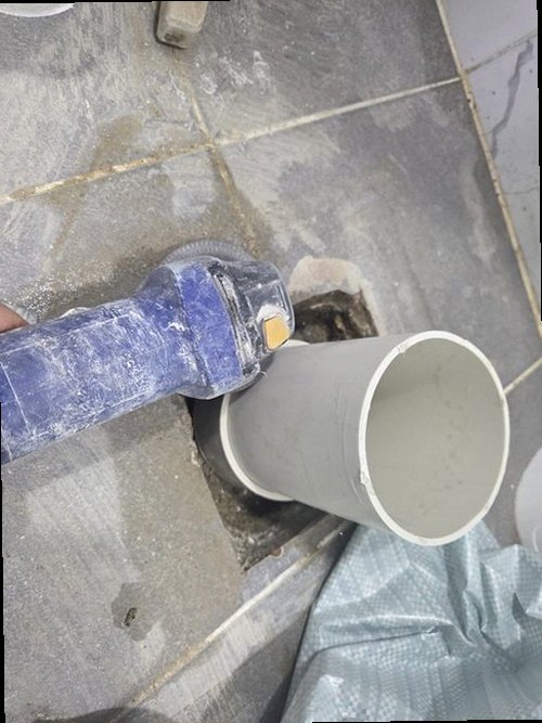 부산 북구 누수탐지 천장 얼룩과 벽면 습기를 확인하는 현장 점검 모습