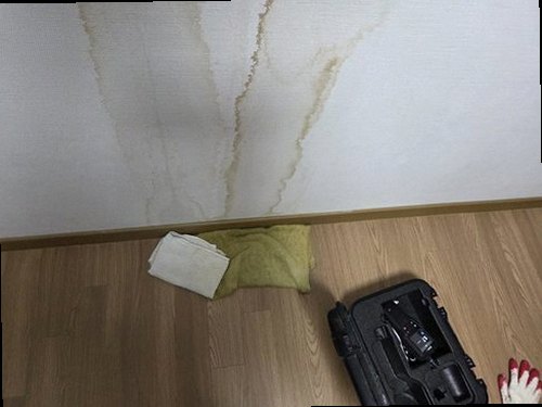 부산 북구 누수탐지 화명1동 누수탐지 거실천장등박스누수 불빛 아래 드러난 누수 흔적