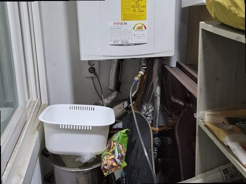 부산 북구 누수탐지 수도계량기 별침과 보일러 배관을 확인하는 모습