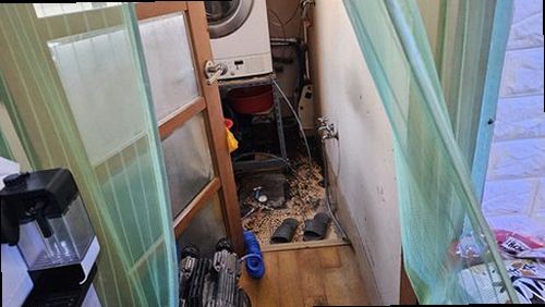 대전 동구 누수탐지 베란다 천장 물자국과 창틀 코킹 상태를 확인하는 현장 점검