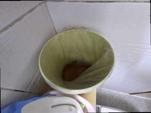대전 동구 누수탐지 욕실 천장 누수 흔적과 배관 점검 모습