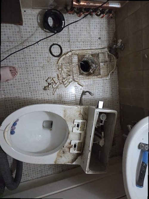 중원구 누수탐지 수도계량기 별침과 밸브를 확인하는 모습
