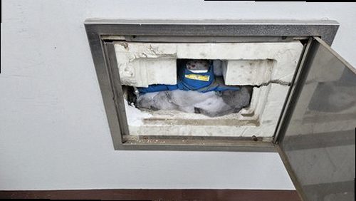 중원구 누수탐지 공압측정기로 난방 배관 압력 변화를 확인하는 모습
