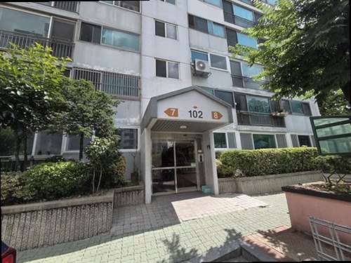 동두천 누수탐지 수도계량기 별침과 잠금 밸브를 확인하는 모습