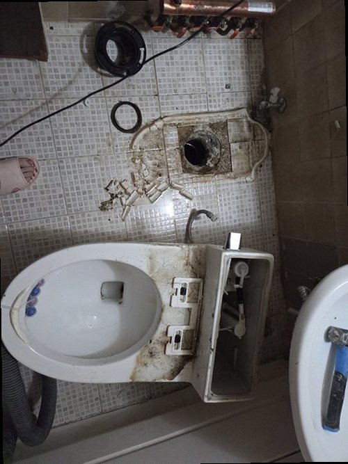 연천 누수탐지 천장 얼룩과 계량기 상태를 확인하는 점검 모습