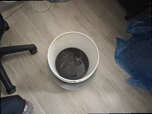 연천 누수탐지 수도계량기 별침과 누수 흔적을 확인하는 모습