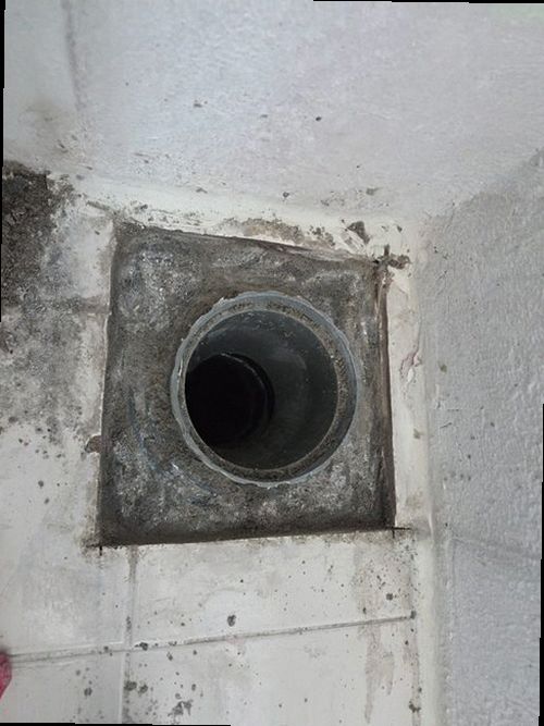 일산서구 누수탐지 욕실 바닥과 천장 누수 흔적을 확인하는 모습