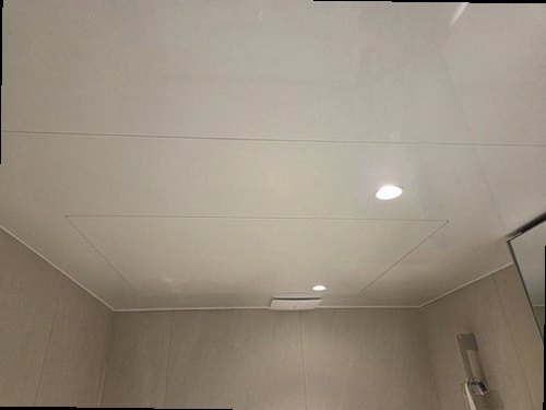 덕양구 누수탐지 수도계량기와 실내 누수 흔적을 비교 확인하는 모습