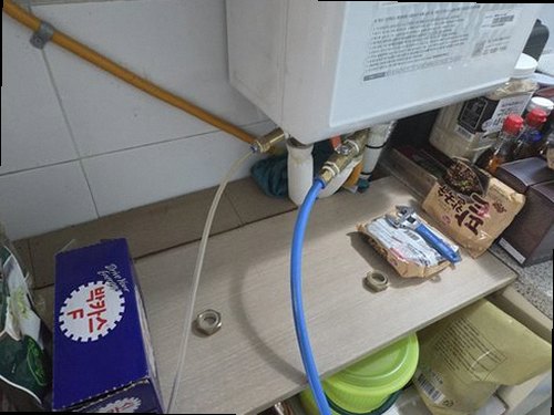덕양구 누수탐지 욕실 바닥 배수구와 타일 방수층을 확인하는 모습