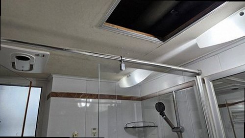 덕양구 누수탐지 천장 얼룩과 베란다 주변 누수 피해를 확인하는 모습