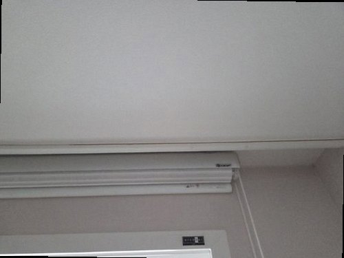 덕양구 누수탐지 거실 천장 누수 흔적과 주변 벽면의 변색 상태