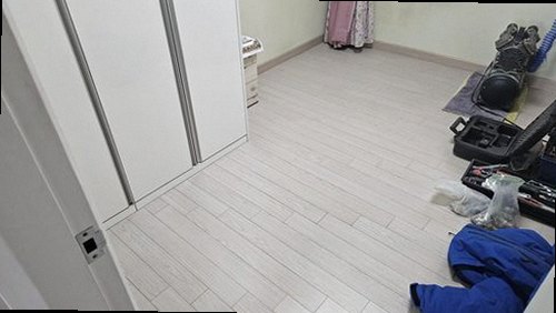 덕양구 누수탐지 벽과 바닥의 누수 흔적 및 배관 구조를 확인하는 모습