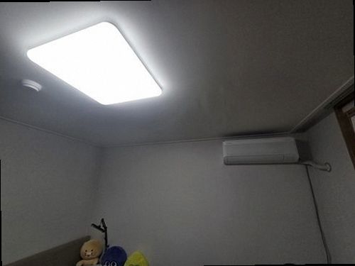 부산진구 누수탐지 안방 천장과 벽면에 번진 누수 흔적을 확인하는 현장